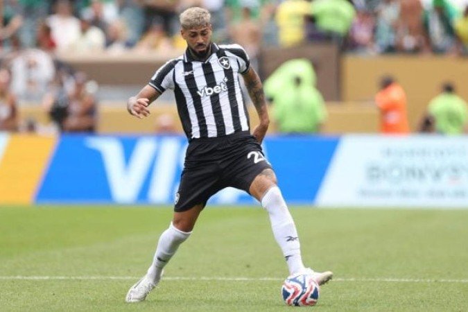 BARBOZA - Levou aquele cartão amarelo de praxe do início do jogo. Só que, desta vez, não cresceu na partida. Pelo contrário. Levou um drible humilhante de Kaio Jorge no lance do 0-2. Perdido, está procurandoi o jogador da Raposa até agora. No segundo tempo, com Cabral  em baixa, teve que virar centroavante para fazer Cássio trabalhar um pouco mais - NOTA: 4,5 - Foto: Vitor Silva/Botafogo   