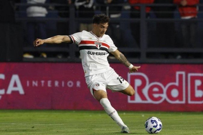 ENZO DÍAZ - Depois de ficar no banco nas últimas partidas, o argentino teve a oportunidade de começar o jogo e aproveitou bem a oportunidade. Esteve muito ativo durante todo o jogo e mostrou estar com os cruzamentos em dia, gerando a assistência para o primeiro. Entretanto, o lateral foi um pouco displicente nos passes e teve mais de 20 perdas de posse de bola. Nota: 6,5 - Foto: Rubens Chiri/São Paulo FC