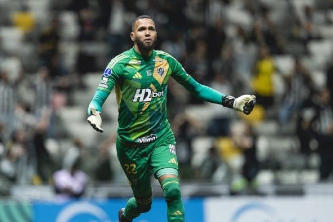 EVÉRSON - Um gigante quando exigido. Fez duas defesas espetaculares no primeiro tempo, em chutes de Lucas Barbosa e Sasha, que garantiram a vantagem. Sem culpa no golaço que sofreu. NOTA: 8,0. Foto: Pedro Souza/Atlético