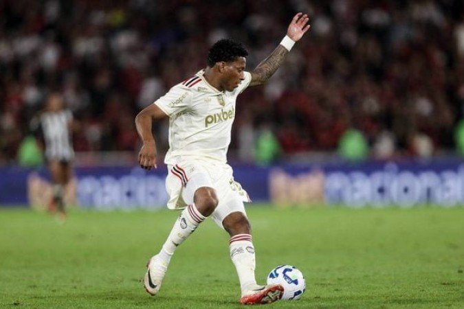 PLATA – Muita desenvoltura pela direita, buscando o gol, arriscando chutes (quase fez um gol no primeiro tempo) e deu o passe para o gol de Arrascaeta. Um dos melhores. NOTA 7,0. Foto: Gilvan de Souza/Flamengo