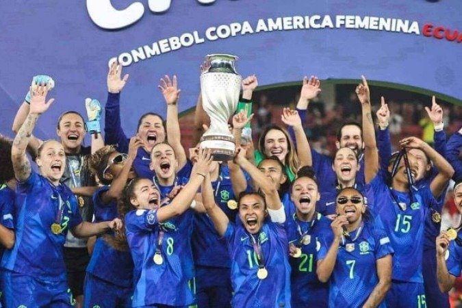 Elogiada por Arthur Elias, Marta levanta o troféu da Copa América -  (crédito: Foto: Lívia Villas Boas / CBF)