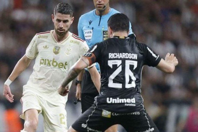 JORGINHO – Sobra em campo, com passes em profundidade muito bons, como o que deu para Bruno Henrique quase marcar. Bem na defesa. No segundo tempo, cansou e perdeu algumas disputas, como uma em que fez falta em Pedro Raul e levou amarelo. Saiu aos 30 da etapa final para a entrada de Allan. NOTA 7,5. Foto: Gilvan de Souza/Flamengo