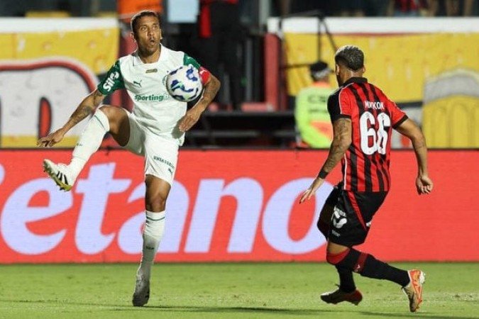 MARCOS ROCHA - Começou o jogo bem, dando um chute perigoso, que terminou em boa defesa de Lucas Arcanjo. Contudo, sofreu no sistema defensivo, principalmente para marcar Osvaldo. Um pouco abaixo na reta final - NOTA: 5,0 - Foto: Cesar Greco/Palmeiras