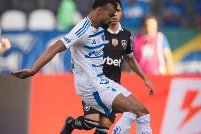 FABRÍCIO BRUNO - Excelente atuação, tirando bolas aéreas, rasteiras e até duelos contra os atacantes, como em lances contra Montoro e Arthur Cabral, por exemplo. NOTA 8,0. Foto: Rodrigo Ferreira/Cruzeiro