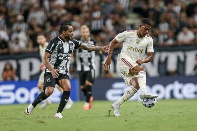  CEARÁ – Jogou fechado, apostando em contra-ataques. Pedro Henrique foi seu jogador mais perigoso no primeiro tempo, atacando sempre pela direita e em cima de Alex Sandro, ganhando algumas jogadas. Mugni entrou no intervalo e mudou a cara do time, sendo o melhor do Ceará neste 1 a 1. NOTA 5,5. Foto: Gilvan de Souza/Flamengo