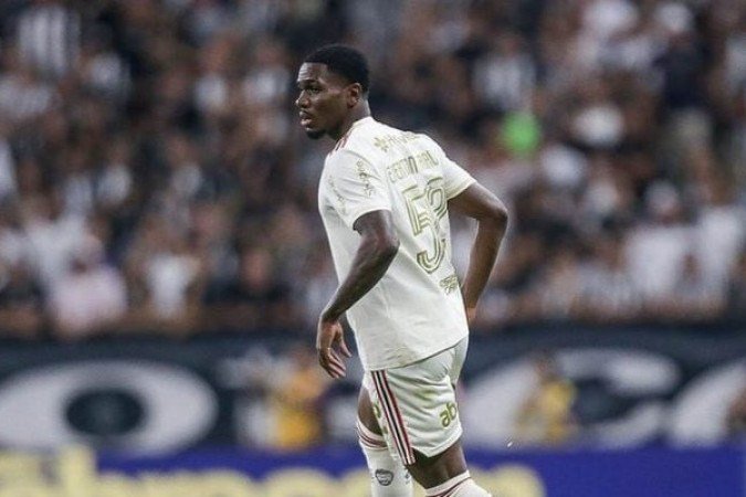 EVERTON ARAÚJO – Mais um jogo bem consistente na defesa e fechando espaços dos criadores do time rival. Vai ganhando muito espaço no Flamengo, com merecimento. NOTA 7,0. Foto: Gilvan de Souza/Flamengo