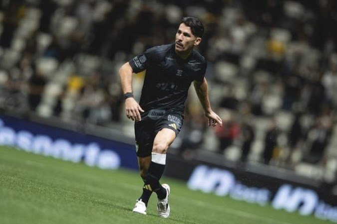 JUNIOR ALONSO - Soberano pelo alto no ataque. Quase marcou em duas cabeçadas perigosas em escanteios, parando em grandes defesas de Cleiton. Defensivamente, foi seguro e não comprometeu. NOTA: 7,0. Foto: Pedro Souza/Atlético