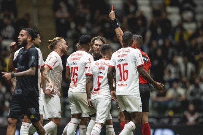 RB BRAGANTINO - Time guerreiro e apoiado em uma atuação gigante do goleiro Cleiton, mas que foi traído pela indisciplina com uma expulsão crucial e, apesar de um gol de empate, não teve forças para segurar a derrota. NOTA: 5,5.Foto: Pedro Souza / Atlético