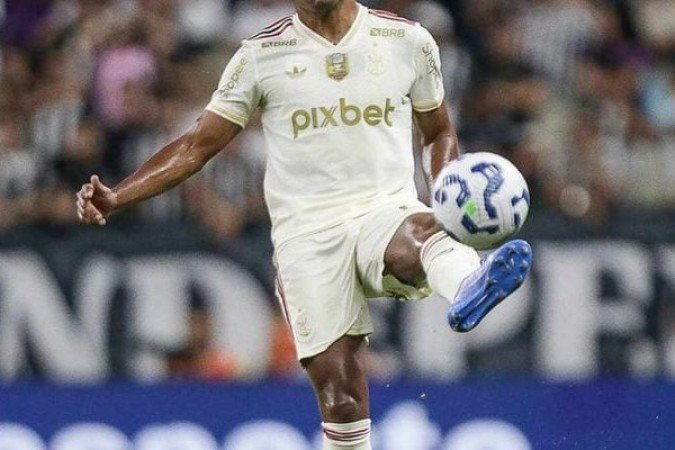 ALEX SANDRO – Teve muito trabalho com Pedro Henrique, o que o fez jogar mais recuado do que o normal. Tomou uma bola, perdeu bobamente e quase gerou o gol do Ceará no primeiro tempo. Falhou no gol de Pedro Raul, perdendo a disputa pelo alto. NOTA 5,5. Foto: Gilvan de Souza/Flamengo