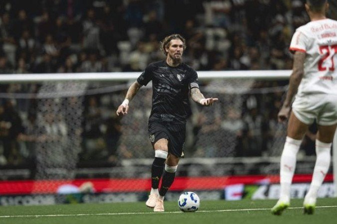 LYANCO - Firme na defesa, afastando o perigo com raça. No entanto, desperdiçou uma chance clara de cabeça no segundo tempo que poderia ter matado o jogo. Recebeu um amarelo. NOTA: 6,5. Foto: Pedro Souza/Atlético