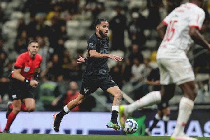 ALEXSANDER - Teve uma atuação correta e discreta na lateral. Não brilhou no ataque, mas foi importante taticamente ao sofrer a falta que resultou na expulsão de Sasha, mudando o cenário do jogo. NOTA: 6,0. Foto: Pedro Souza/Atlético