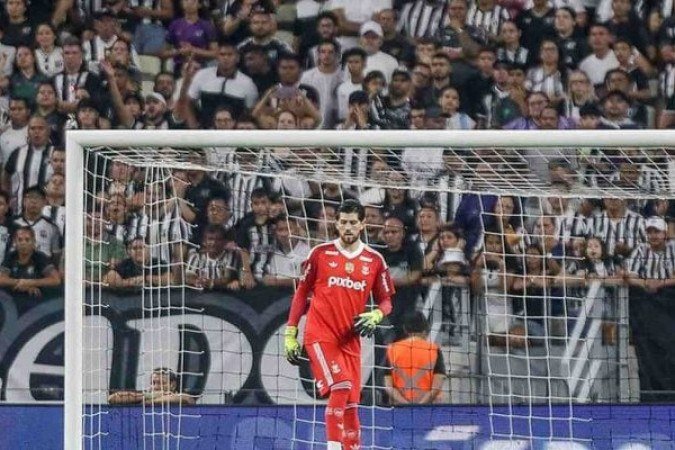ROSSI – Bela defesa no primeiro tempo em chute de Pedro Henrique.  Outra boa defesa na etapa final. Mas falhou no gol do Ceará e quase entregou outro, pouco depois. NOTA 5,0. Foto: Gilvan de Souza/Flamengo