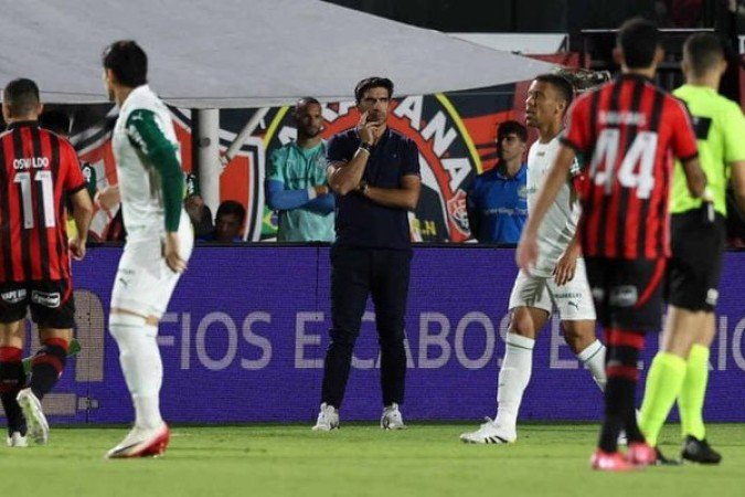 ABEL FERREIRA - Optou por colocar um time reserva, visando o duelo decisivo contra o Corinthians, pela Copa do Brasil e viu sua equipe jogar muito mal no primeiro tempo. Na etapa final, colocou os titulares e o Verdão cresceu para buscar o empate. Mexeu bem, mas podia ter feito algo melhor antes - NOTA: 5,5 - Foto: Cesar Greco/Palmeiras