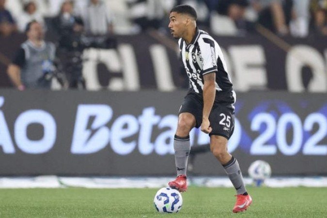 ALLAN - Colaborou para deixar o meio do Botafogo espaçado e não carregou a bola quando deveria. Marcou mal e ainda 