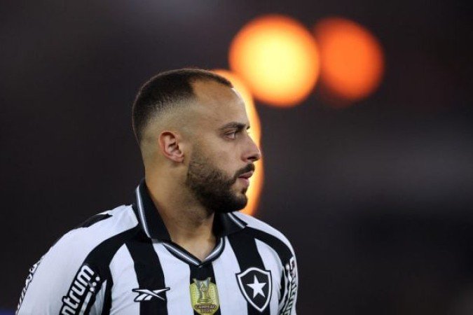 CABRAL - Ficou batendo cabeça com a dupla de zaga do Cruzeiro. Não conseguiu proteger a bola, realizar o pivô e gerar ocasiões. Gabaritou: errou paredes, posicionamento, finalização... O recorte da partida contra o Cruzeiro é um 