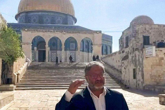 Ben-Gvir liderou um grande grupo de colonos em uma marcha no complexo da Mesquita de Al-Aqsa - (crédito: Jerusalem Islamic Waqf / Handout/Anadolu via Getty Images) Ben-Gvir liderou um grande grupo de colonos em uma marcha no complexo da Mesquita de Al-Aqsa - (crédito: Jerusalem Islamic Waqf / Handout/Anadolu via Getty Images)