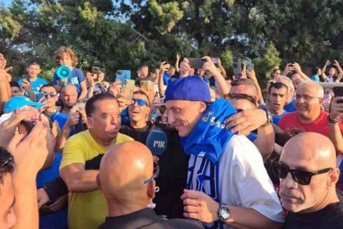 Felipe Luiz,anunciado pelo Pafos em suas redes, desembarca sob euforia da torcida, que prestigia a nova contratação do clube  -  (crédito:  Foto: Reprodução)