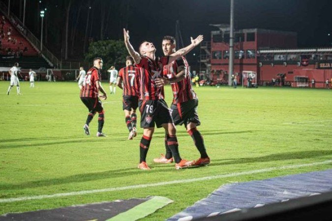 VITÓRIA - Vinha fazendo um grande jogo. Abriu 2 a 0 com mérito, jogando melhor e pressionando o Palmeiras em boa parte do jogo. Contudo, pagou o preço por recuar demais e chamar o adversário para o seu campo. O resultado foi o empate em uma vitória que era crucial para as pretensões no Brasileirão - NOTA: 6,0 - Foto: Victor Ferreira / EC Vitória