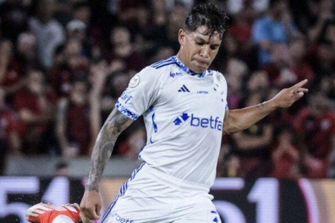 LUCAS ROMERO - Ia cometendo pênalti em Artur, marcado pelo árbitro. No entanto, replay comprovou que o volante tirou o pé a tempo, com a penalidade sendo retirada. NOTA 7,0. Foto: Gustavo Aleixo/Cruzeiro