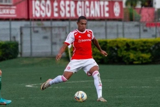 LUIZ OTÁVIO – Jogo muito discreto, não conseguindo construir as jogadas e apenas razoável na ajuda à defesa. Como o Inter precisava ser mais incisivo, saiu para a entrada de Richard no intervalo. NOTA 5,0. Foto: Ricardo Duarte/Internacional