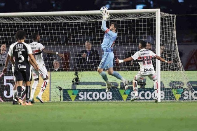 RAFAEL - O goleiro foi crucial para a construÃ§Ã£o do resultado do Tricolor. Quando a partida estava empatada, fez uma boa defesa em chute de BenÃ­tez. Depois, quando o Colorado pressionava em busca do empate, saiu com coragem para evitar o gol do adversÃ¡rio. Nota: 7 - Foto: Rubens Chiri/SÃ£o Paulo FC