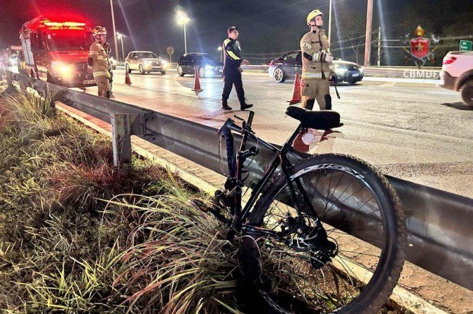 Ciclista ficou gravemente ferido -  (crédito: CBMDF/Divulgação)