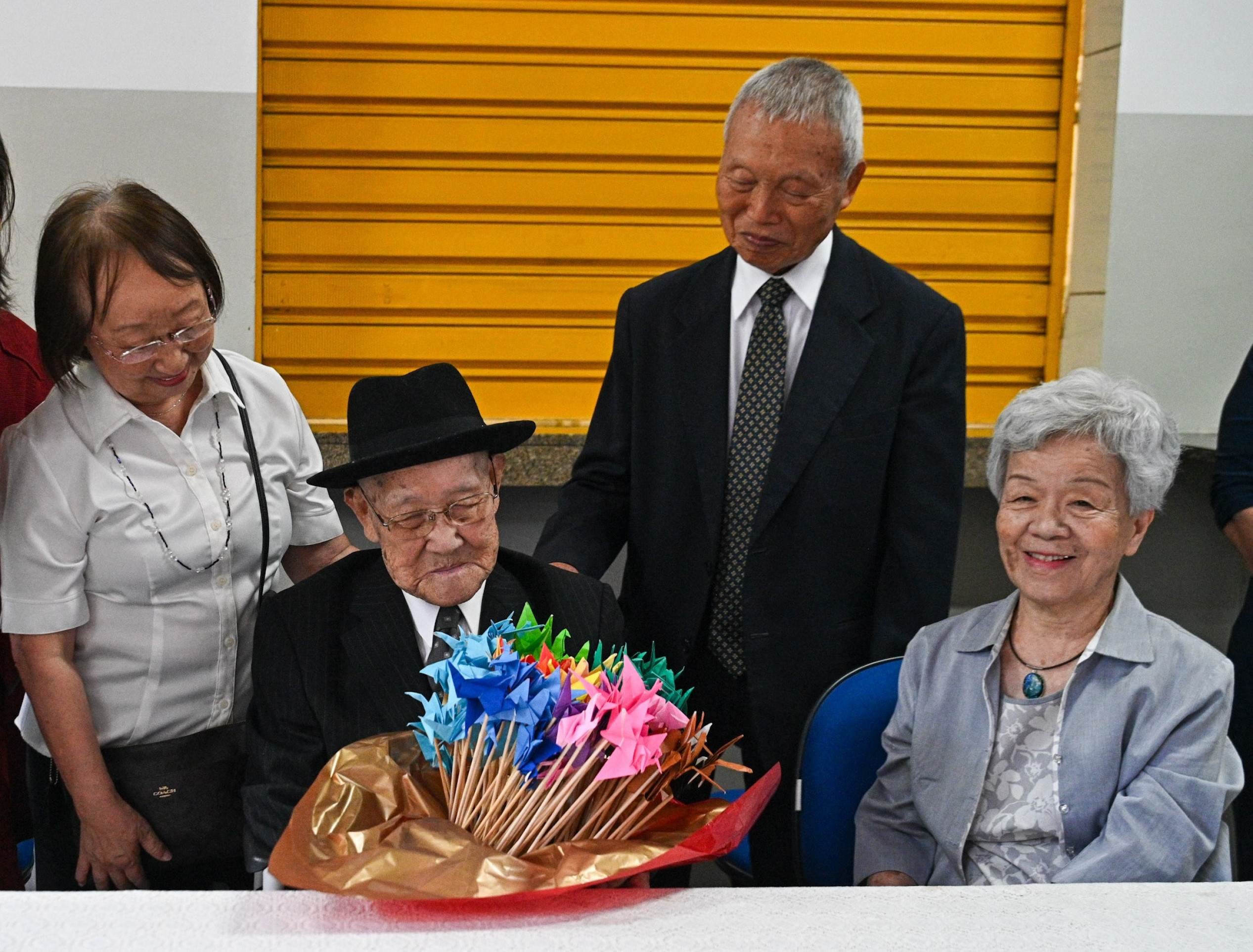 Da esquerda para a direita, Yasuko Saito com o pai, Takashi Morita, e os também hibakushas Kunihiko Bonkohara e Junko Watanabe