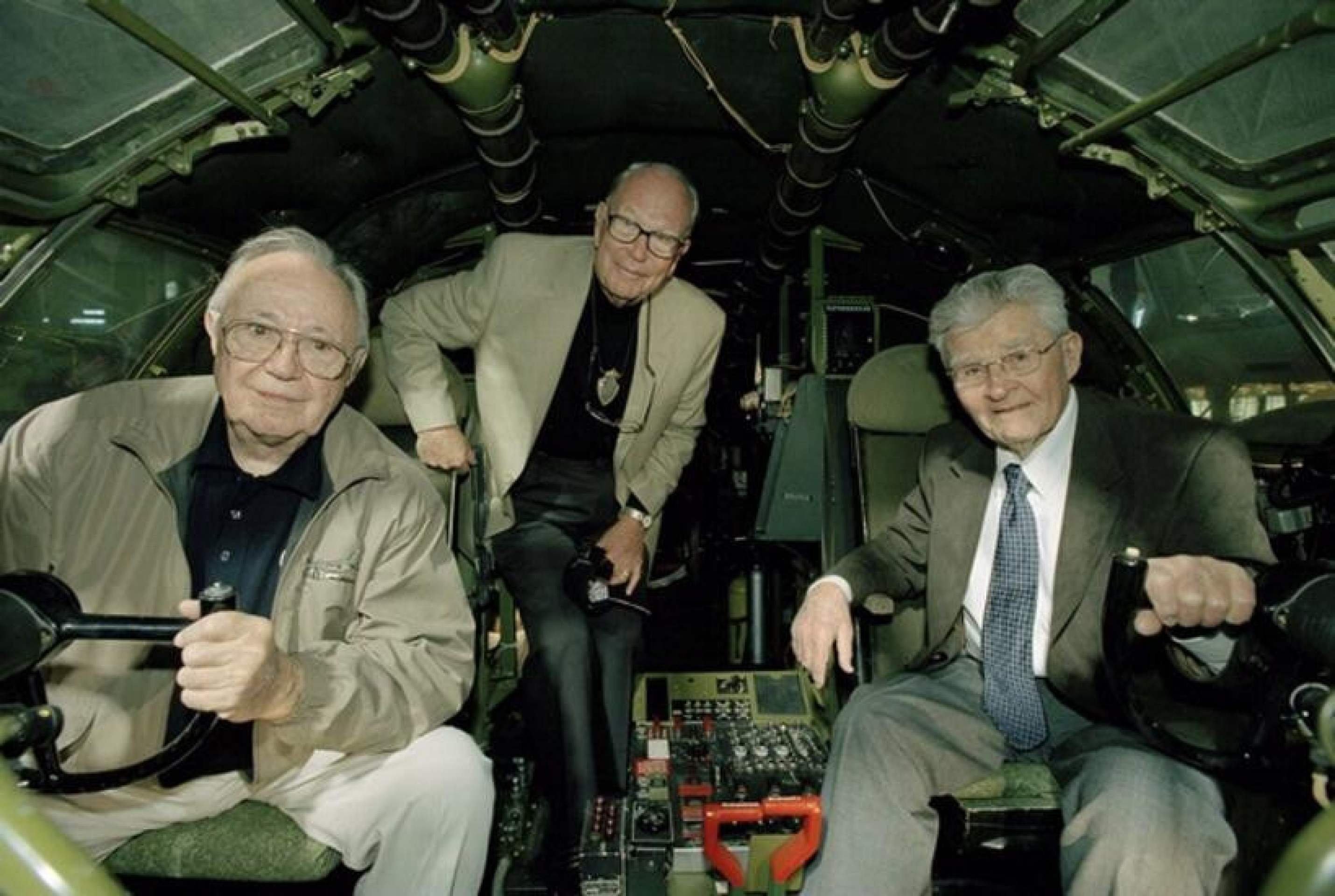 Theodore Dutch Van Kirk (E) e Paul Tibbets (D) a bordo do Enola Gay, em 2005, no  Smithsonian National Air and Space Museum