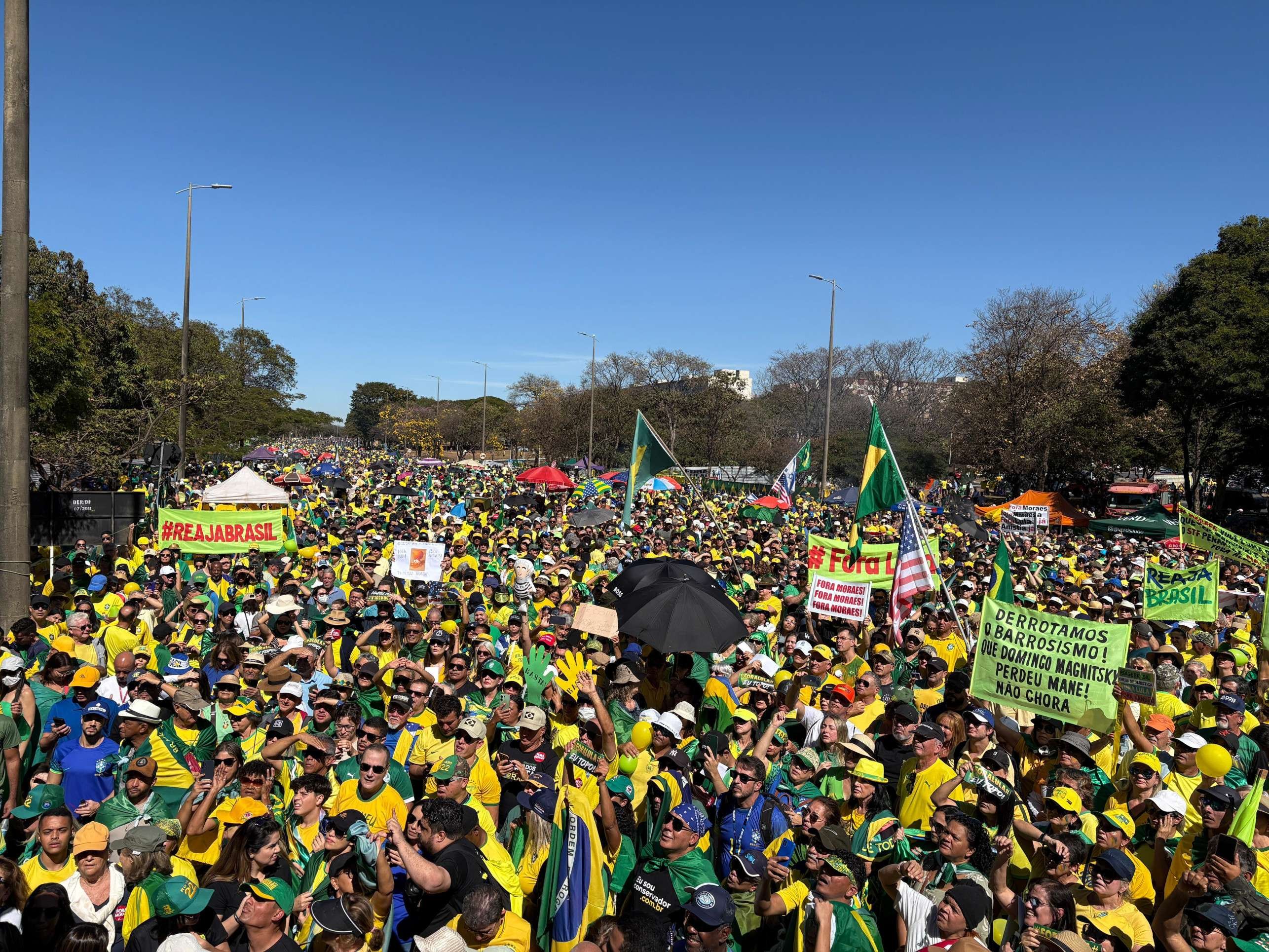 Manifestação em apoio a Bolsonaro reúne milhares de pessoas em Brasília