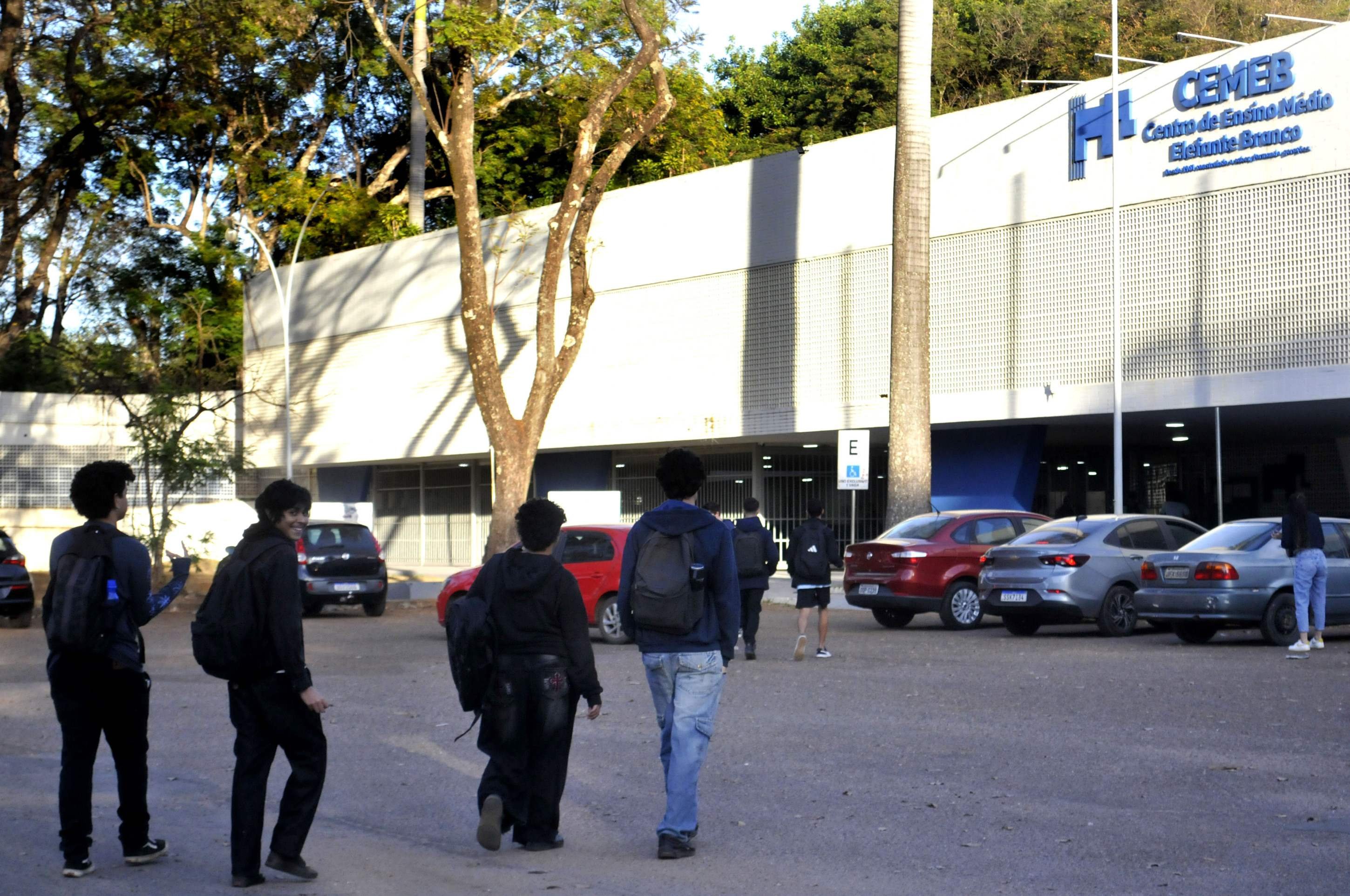 Centro de Ensino Médio Elefante Branco retoma as aulas