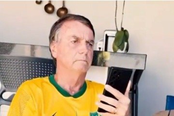 Bolsonaro conversa com o filho Flavio na manifestação em copa cabana -  (crédito: Reprodução/Rede Sociais)