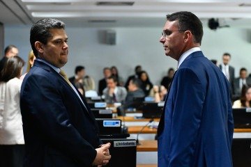 Senado é a Casa onde são analisados os pedidos de impeachment contra ministros do Supremo Tribunal Federal; na imagem, Flávio Bolsonaro (dir.) ao lado de Davi Alcolumbre (esq.) -  (crédito: Geraldo Magela/Agência Senado)