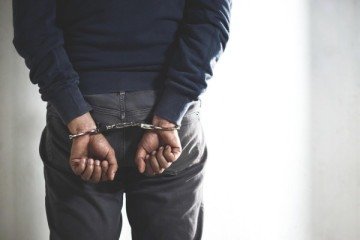 No local, a polícia encontrou uma porção de cocaína, duas máquinas de cartão, câmeras de monitoramento, R$ 1 mil e um caderno com anotações relacionadas ao tráfico -  (crédito: Reprodução: PCDF)