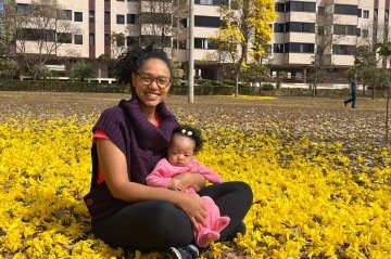 A servidora Erica Marques, 40, e a filha de 5 meses, Isadora, aproveitam para tirar fotos com o ipê