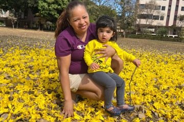 A babá Iranete Sousa, 45, leva Teresa, 2, 
para admirar a beleza das árvores
