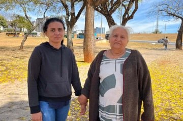 Francelucia Farias (D) e a filha Cristina pararam 
para admirar a paisagem toda amarelada
