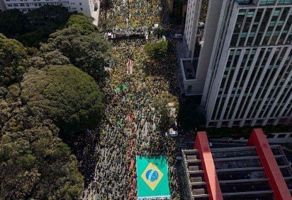 Manifestantes exibiram bandeiras do Brasil e dos EUA no ato pró-Bolsonaro -  (crédito: Reuters)
