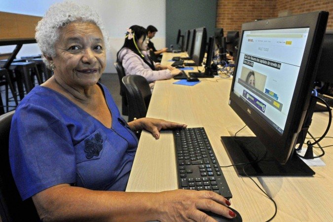 Maria de Jesus caiu duas vezes em golpes digitais e resolveu fazer um curso para se preparar -  (crédito:  Marcelo Ferreira/CB/D.A Press)