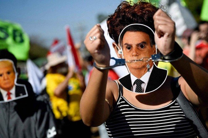 Prisão de Bolsonaro: as reações de filhos, Michelle, aliados e opositores do ex-presidente - (crédito: BBC Geral) Prisão de Bolsonaro: as reações de filhos, Michelle, aliados e opositores do ex-presidente - (crédito: BBC Geral)