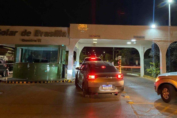 Bolsonaro usa o telefone à beira da piscina da casa onde ele irá cumprir prisão domiciliar - (crédito: Reprodução) Bolsonaro usa o telefone à beira da piscina da casa onde ele irá cumprir prisão domiciliar - (crédito: Reprodução)