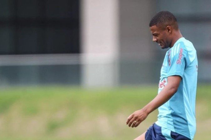 De la Cruz segue tratando uma inflamação no joelho esquerdo -  (crédito: Foto: Gilvan de Souza/Flamengo)