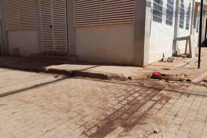 Na esquina da igreja, ainda há rastros do óleo que atingiu mulheres e crianças 