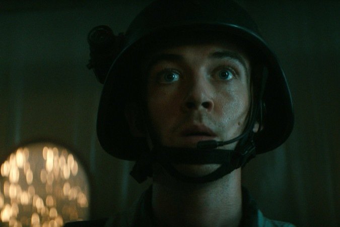 Em Alien: Earth, 
Alex Lawther dá vida ao médico Hermit -  (crédito: Divulgação/Disney+)