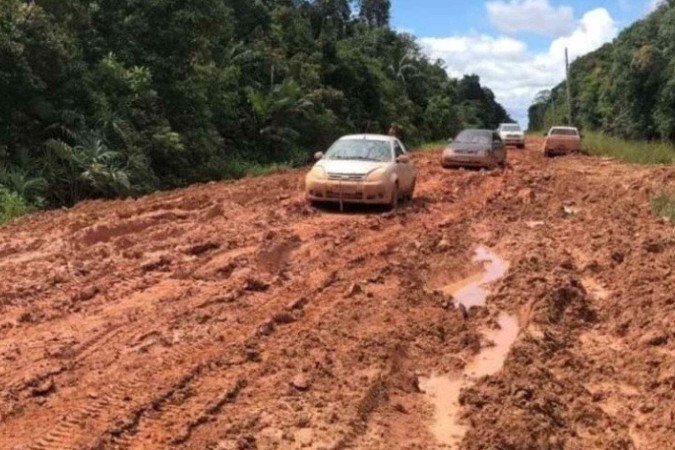 Trecho de 400km da rodovia, que fica praticamente intransitável no período chuvoso, é o principal fator de discórdia para obras na BR-319 -  (crédito: Redes sociais)