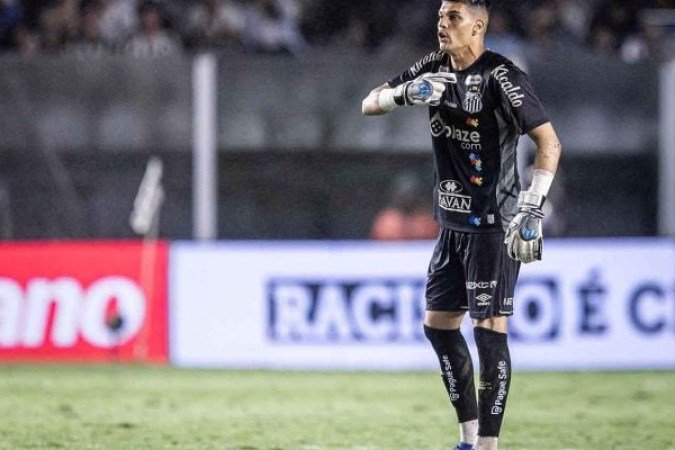 GABRIEL BRAZÃO - O goleiro até falhou em um gol anulado dos gaúchos. Mas depois, foi essencial para garantir a vitória. Foram pelo menos cinco grandes defesas do goleiro que evitaram chances perigosas do Juventude na partida. A vitória alvinegra passou pelas suas mãos. Nota: 7,5 - Foto: Raul Baretta/Santos FC