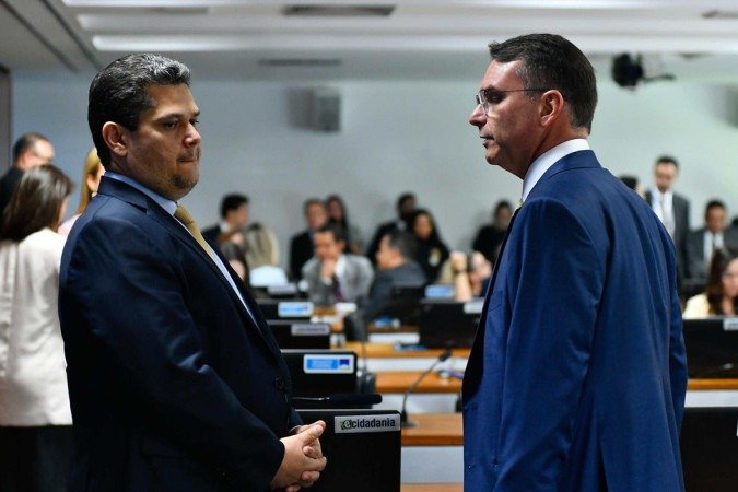 Senado é a Casa onde são analisados os pedidos de impeachment contra ministros do Supremo Tribunal Federal; na imagem, Flávio Bolsonaro (dir.) ao lado de Davi Alcolumbre (esq.) - (crédito: Geraldo Magela/Agência Senado) Senado é a Casa onde são analisados os pedidos de impeachment contra ministros do Supremo Tribunal Federal; na imagem, Flávio Bolsonaro (dir.) ao lado de Davi Alcolumbre (esq.) - (crédito: Geraldo Magela/Agência Senado)