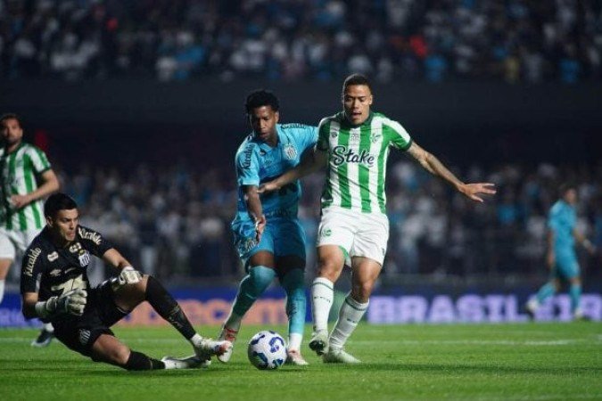 GIL - Teve uma partida mais discreta, em meio a uma partida complicada do sistema defensivo. Teve poucas intervenções no jogo, mas se destacou em um lance que ganhou na corrida do adversário. Nota: 5,5 - Foto: Fernando Alves/EC Juventude 