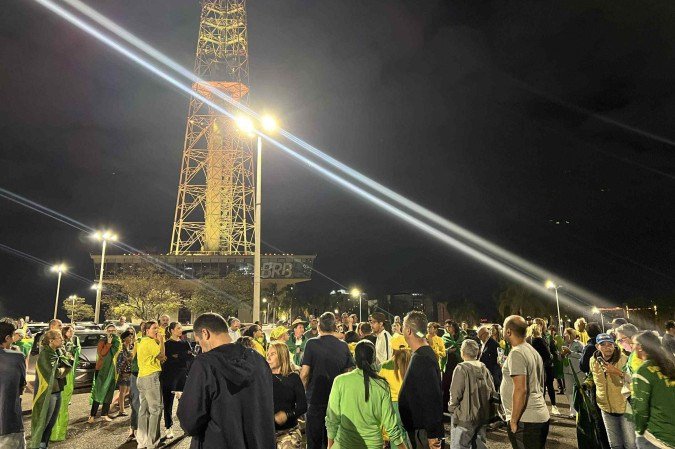 Apoiadores fazem buzinaço contra prisão domiciliar de Bolsonaro -  (crédito: Pedro Mesquita/CB/D.A Press)