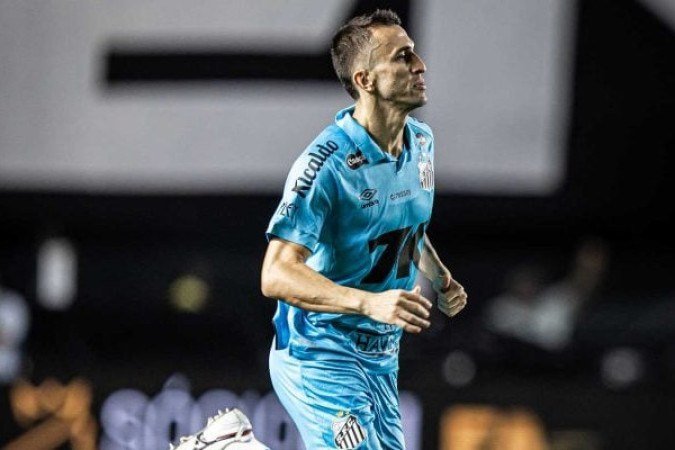 JOÃO SCHIMIDT - Dentre os jogadores do meio de campo, foi o que mais teve dificuldade para aparecer para o jogo. Não conseguiu blindar a defesa e também não teve um bom aproveitamento nos passes. O volante conseguiu se destacar por conta da movimentação. Nota: 5,5 - Foto: Raul Baretta/Santos FC