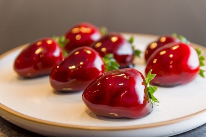 O caramelo feito da forma correta é a chave do sucesso do morango do amor (Imagem: ThiagoSantos | Shutterstock) -  (crédito: EdiCase)